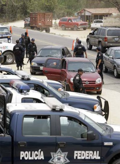 Control policial a la entrada de la ciudad de Petatlan (Guerrero), en la costa mexicana del Pacífico.