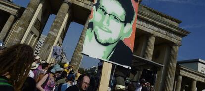 Manifestantes con una imagen de Edward Snowden durante una protesta en Berlín.