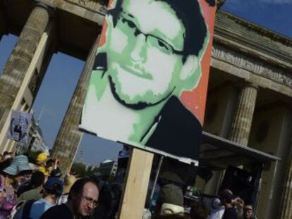 Manifestantes com uma imagem de Snowden em Berlim.