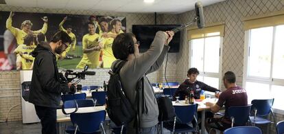 El equipo de Six Dreams graba un almuero de Santi Cazorla tras un entrenamiento en la ciudad deportiva del Villarreal CF.