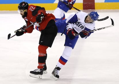 Eric O'Dell, de Canadá, y Brock Radunske, de Corea del Sur, en la ronda preliminar de hockey hielo celebrado el 18 de febrero.