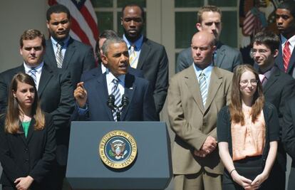 Obama habla sobre pr&eacute;stamos universitarios rodeado de estudiantes en la Casa Blanca.