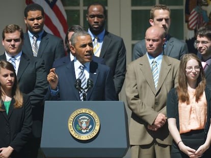 Obama habla sobre préstamos universitarios rodeado de estudiantes en la Casa Blanca.
