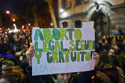 Una manifestación en Montevideo en apoyo a la legalización del aborto en Argentina, este miércoles. 