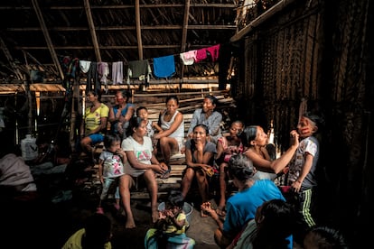 Imagen de cortesía tomada del libro 'Lo que alumbra', que recoge la cotidianidad de las cinco comunidades. En la foto, mujeres y niños se preparan para una ceremonia en Puerto Nariño, Vaupés.