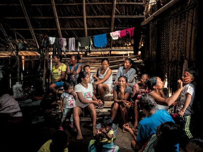 Imagen de cortesía tomada del libro 'Lo que alumbra', que recoge la cotidianidad de las cinco comunidades. En la foto, mujeres y niños se preparan para una ceremonia en Puerto Nariño, Vaupés.