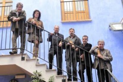 Los ganadores de los premios Ciutat d'Alzira con sus correspondientes estatuillas.