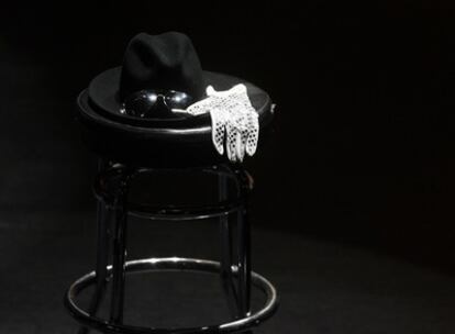 Un sombrero, unas gafas y un guante similares a los que usaba Michael Jackson, sobre el escenario del Teatro Apollo de Harlem.