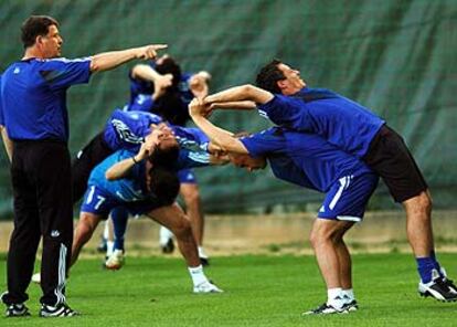 Rehhagel imparte instrucciones a sus jugadores durante un entrenamiento de la selección griega.