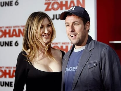 Adam Sandler y su mujer se han convertido en padres por segunda vez con la llegada de su hija Sunny Madeline. A pesar de que la niña nació hace ya varios, días, el 2 de noviembre, la noticia no había salido a la luz. Pero el actor ha decidido utilizar su página <i>web</i> para informárselo al mundo y ha escrito: "Jackie y Adam han tenido una preciosa niña, Sunny Madeline, el 2 de noviembre. Todos estamos felices y sanos". Sandler, de 42 años y su mujer, de 34, casados desde 2003, tenían ya una hija de dos años, Sadie.