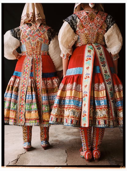 Dos lagarteranas con “cintas de culo”, elemento clásico de su vestimenta. Lagartera (Toledo).
