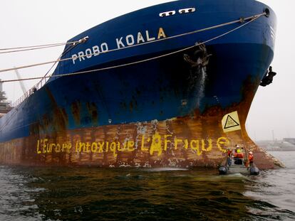 <span >Activistas de Greenpeace en una acción en septiembre de 2006 en el Probo Koala mientras se encontraba en el puerto estonio de Paldiski. Lo acusaron de ser parte de la "escena del crimen tóxico en la EU" y pidieron una investigación de las autoridades locales. Foto Greenpeace /Christian Åslund</span>