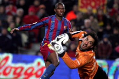 Eto'o supera a Aoute y marca el primer gol del Barcelona.