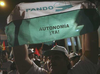 Una mujer enarbola una bandera autonomista en una marcha celebrada el jueves en Cobija, en la provincia de Pando, al norte de Bolivia.