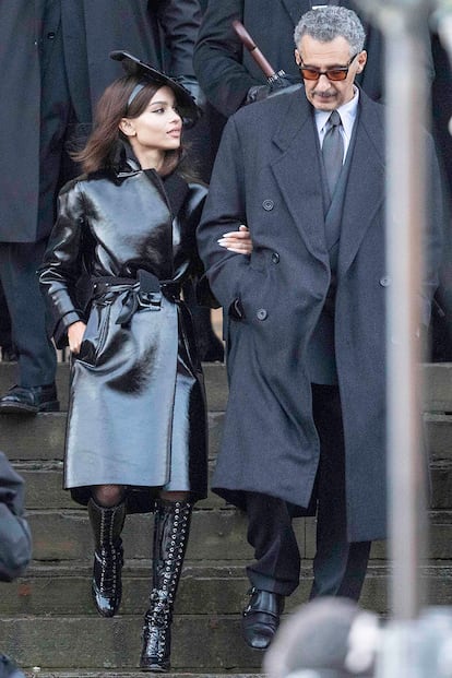 Zoë Kravitz y John Turturro durante el rodaje de Catwoman.