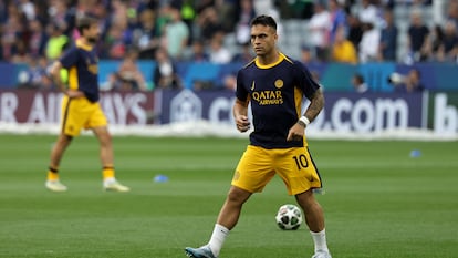 Lautaro Martínez durante el calentamiento previo al partido este sábado.