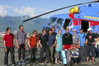 El equipo de himalayistas que intentó salvar a Iñaki. De izquierda a derecha, Horia Colibasanu, Mihnea Radulescu, Simon Anthamtten, Ueli Steck, Alex Gavan, Don Bowie, Nancy Morin, Sergey Bogomolov, Denis Urubko (agachado), Valery Gubanov, Alexey Bolotov y Robert Szymczak.