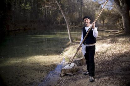 Algunos pueblos de la comarca intentan recuperar la tradición de los gancheros, los trabajadores que hasta los años treinta transportaban manualmente enormes cargamentos de madera a través del río hasta Aranjuez. Hermenegildo Herranz (55 años) es uno de los modernos gancheros que, a través de una asociación, celebra una vez al año una fiesta en la que vuelven a transportar los maderos por el río.