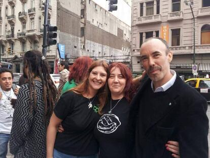 Adriana Funaro, en el centro, y Nicolás Breg (i) en las puertas del Congreso Nacional.