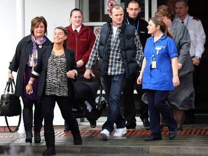 El internacional inglés Wayne Rooney, jugador del Manchester United, se ha convertido en padre primerizo al dar a luz su mujer, Coleen. El niño, al que llamarán Kai Wayne Rooney, ha nacido en el Liverpool Women's Hospital, según un portavoz de la pareja. Coleen, de 23 años y novia de toda la vida del delantero inglés (se conocen desde que eran adolescentes), escribe una página de moda en una revista femenina británica además de colaborar puntualmente con algunas firmas de ropa.