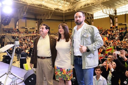 Los candidatos por Alicante de Vox Manuel Mestre y Ana Vega y el líder de la formación Santiago Abascal.