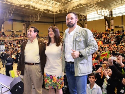 Los candidatos por Alicante de Vox Manuel Mestre y Ana Vega y el líder de la formación Santiago Abascal.