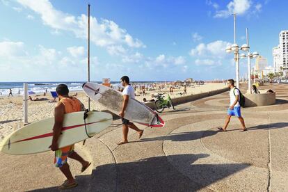 En la ciudad de Tel Aviv, hace poco más de un siglo sus playas eran solo dunas de arena. Ahora es una ciudad en expansión, llena de bares, restaurantes y tiendas, y las playas son todavía el punto neurálgico: bañistas que se broncean, nadan, hacen surf, navegan y juegan al matkot (paletas de playa).