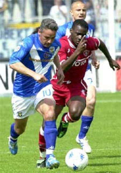 Roberto Baggio se escapa de un rival.