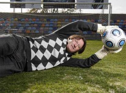 Juan Antonio Anquela, fustigador del Real Madrid, en el campo del Alcorcón, el jueves.