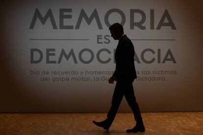 El presidente del Gobierno, Pedro Sánchez, ha entregado una veintena de diplomas a familiares de víctimas del golpe militar, la guerra y la dictadura, y a asociaciones histórica, como las Trece Rosas o las Sinsombrero.