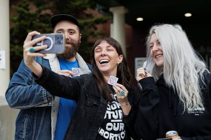 Voters take a selfie at a polling location as voters in Ohio decide whether to enshrine abortion protections into the state constitution, in Columbus, Ohio, U.S. November 7, 2023. REUTERS/Megan Jelinger