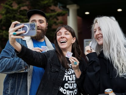 Ciudadanos de Ohio se toman un selfi mostrando que votaron este martes en Columbus.