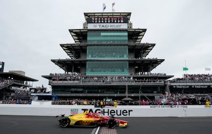 El momento en que Palou cruza la línea de meta al ganar las 500 Millas de Indianápolis.