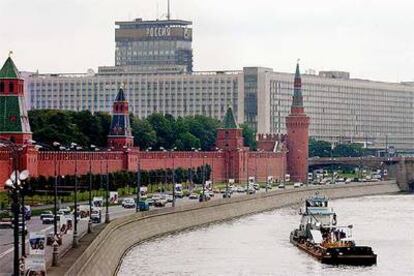 Rossía, el hotel más grande de Europa con casi 3.000 habitaciones, junto al Kremlin y el río Moscova antes de su demolición.