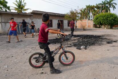 Niños alrededor del sitio donde fue asesinado Hipólito Mora, este jueves 29 de junio en La Ruana.