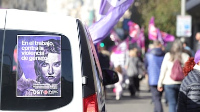 Un cartel pegado en un vehículo contra la violencia de género es visto durante la manifestación convocada por El Foro de Madrid contra la Violencia a las Mujeres en Madrid, este sábado.