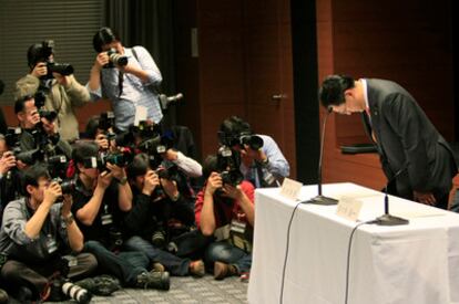 Toyoda, presidente de Toyota, pidió disculpascon tibieza según el código gestual japonés.