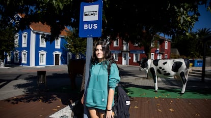Sara, en la parada de autobús de Mazaricos (A Coruña) en la que coge el transporte ordinario cada día para ir a clase.