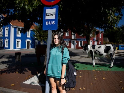 Sara, en la parada de autobús de Mazaricos (A Coruña) en la que coge el transporte ordinario cada día para ir a clase.