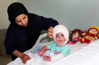 La niña Ivana Skaiki, de dos años, con su madre, en la planta de pediatría del Hospital Libanés Geitaoui, en Beirut, el 6 de noviembre de 2024.