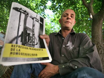 Antonio Ruiz muestra, el miércoles pasado, la carpeta de un seminario sobre la represión a los homosexuales organizado en la antigua cárcel de Badajoz, donde él estuvo preso.
Foto: Jesús Císcar