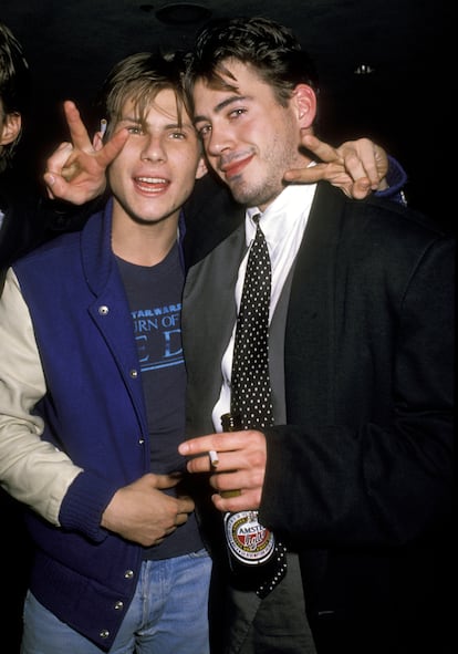 Christian Slater y Robert Downey Jr. con cerveza y cigarrillos, en un club de Los Ángeles en noviembre de 1968.