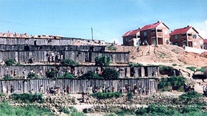 Antiguas y nuevas viviendas construidas por la asociación Akamasoa en el vertedero de Antananarivo.