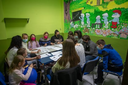 Daria Jaschinska, a la derecha con mascarilla azul, imparte clases de español a adolescentes y sus madres en la Fundación Ideas, en Dos Hermanas (Sevilla).