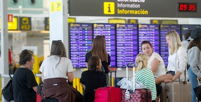 Viajeros en elaeropuerto de El Prat. 