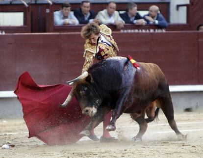 Rom&aacute;n, en su segundo novillo de la tarde, al que le cort&oacute; una oreja.