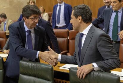 El vicepresidente de la Junta, Juan Marín, saluda al presidente, Juan Manuel Moreno, en el Parlamento de Andalucía.