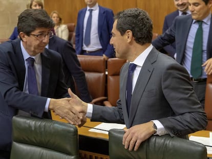 El vicepresidente de la Junta, Juan Marín, saluda al presidente, Juan Manuel Moreno, en el Parlamento de Andalucía.