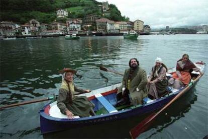 Victor Hugo y sus acompañantes, en una recreación de época, cruzan en barca la bahía de Pasajes de San Juan.