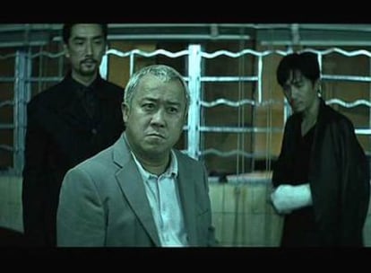 En primer plano, el actor Eric Tsang, en un fotograma de<i> Infernal affairs.</i>